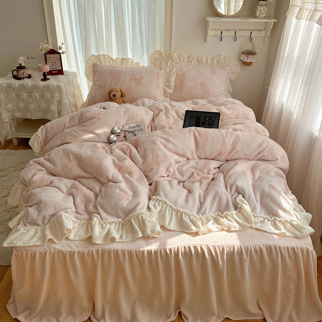 91家纺网 家纺一手货源 找家纺 轻奢坊 2025新款牛奶绒5D烂花韩版法式花边四件套-蝶梦 蝶梦粉