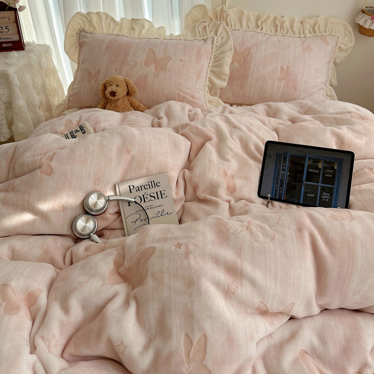 91家纺网 家纺一手货源 找家纺 轻奢坊 2025新款牛奶绒5D烂花韩版法式花边四件套-蝶梦 蝶梦粉