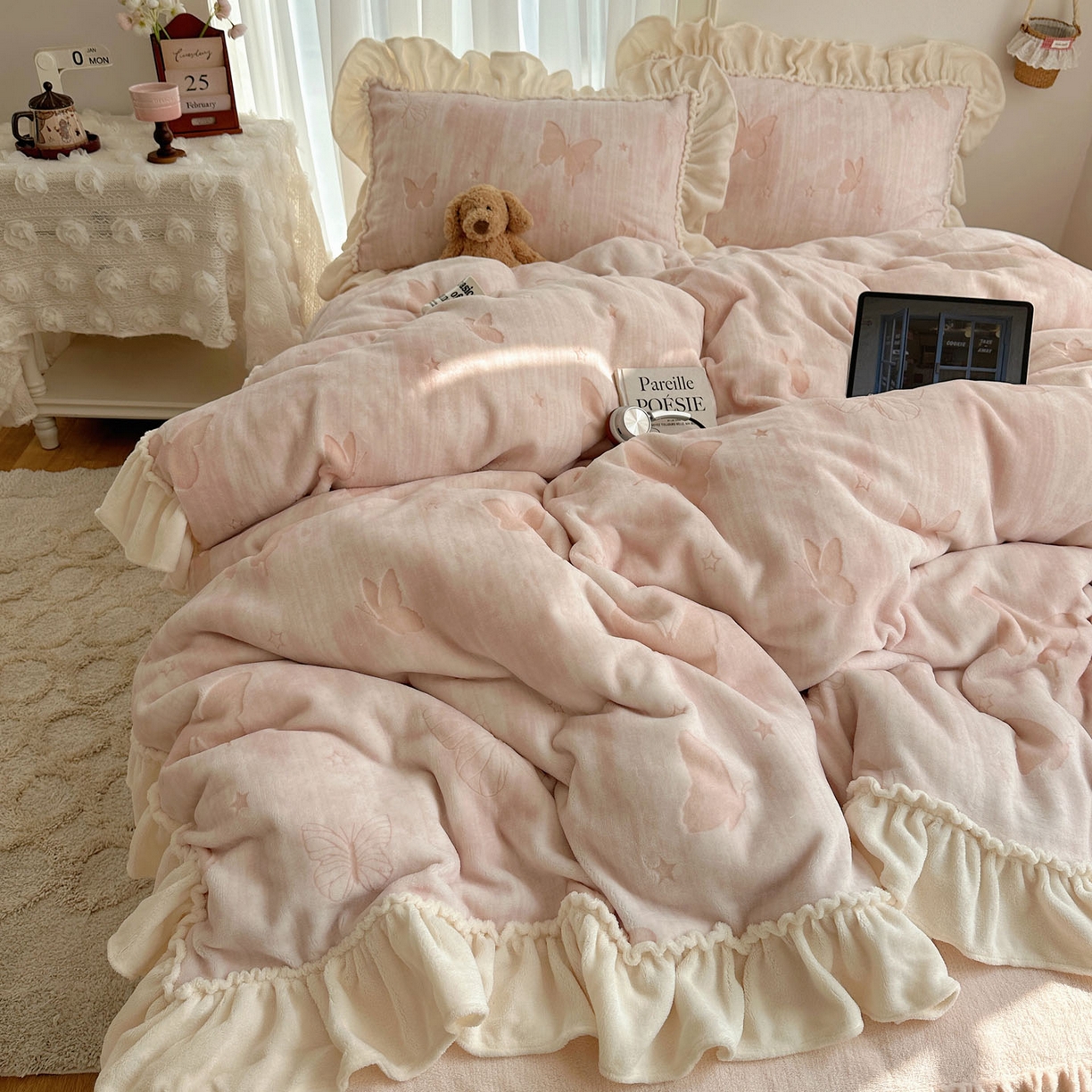 91家纺网 家纺一手货源 找家纺 轻奢坊 2025新款牛奶绒5D烂花韩版法式花边四件套-蝶梦 蝶梦粉