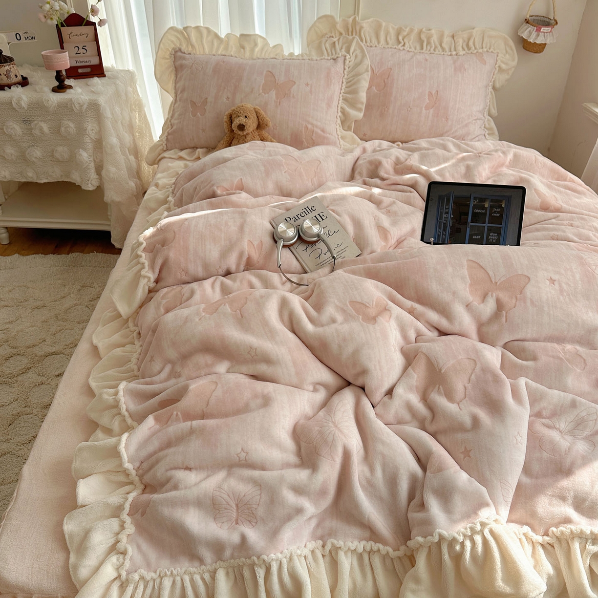 91家纺网 家纺一手货源 找家纺 轻奢坊 2025新款牛奶绒5D烂花韩版法式花边四件套-蝶梦 蝶梦粉