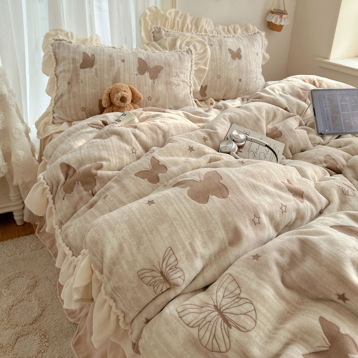 91家纺网 家纺一手货源 找家纺 轻奢坊 2025新款牛奶绒5D烂花韩版法式花边四件套-蝶梦 蝶梦咖