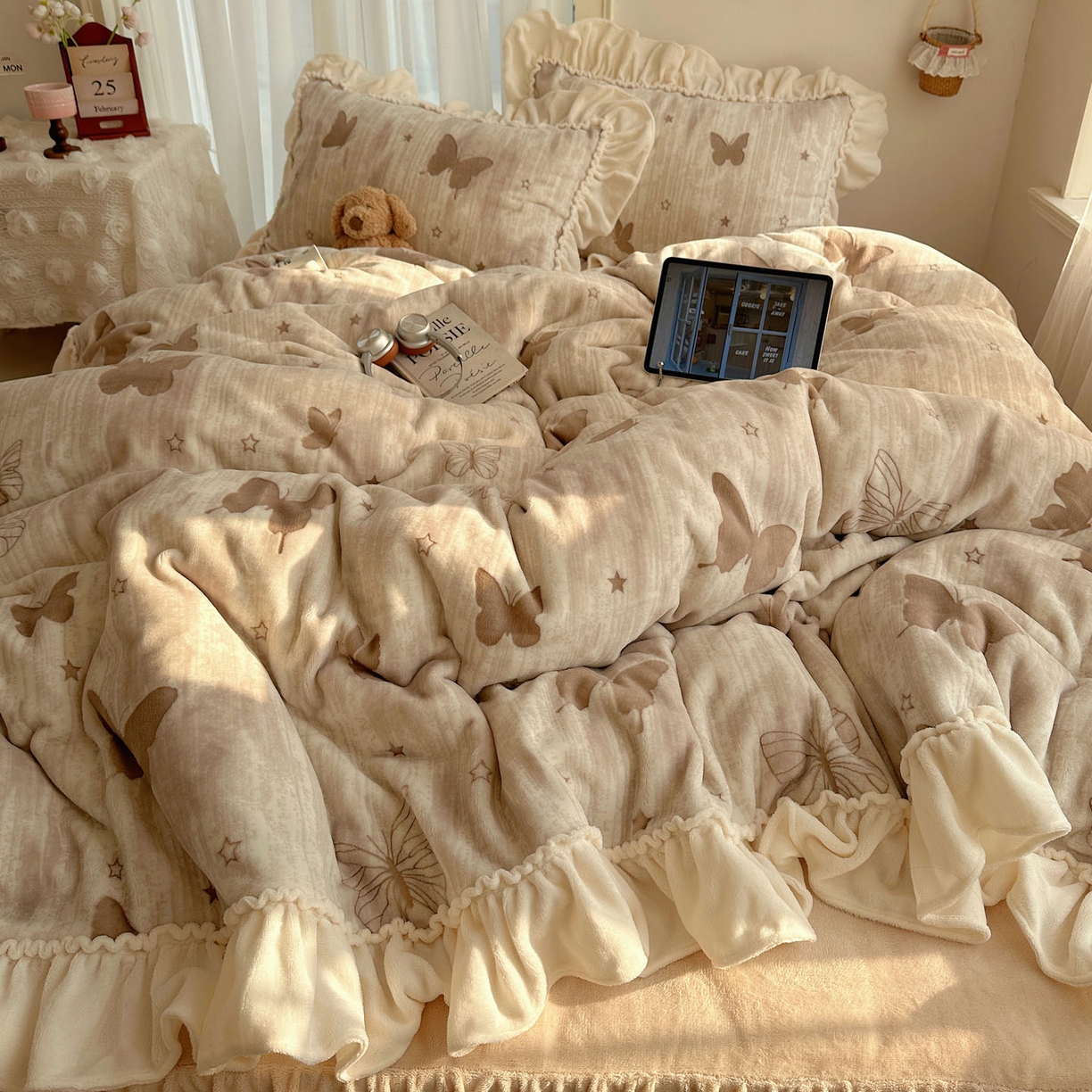 91家纺网 家纺一手货源 找家纺 轻奢坊 2025新款牛奶绒5D烂花韩版法式花边四件套-蝶梦 蝶梦咖