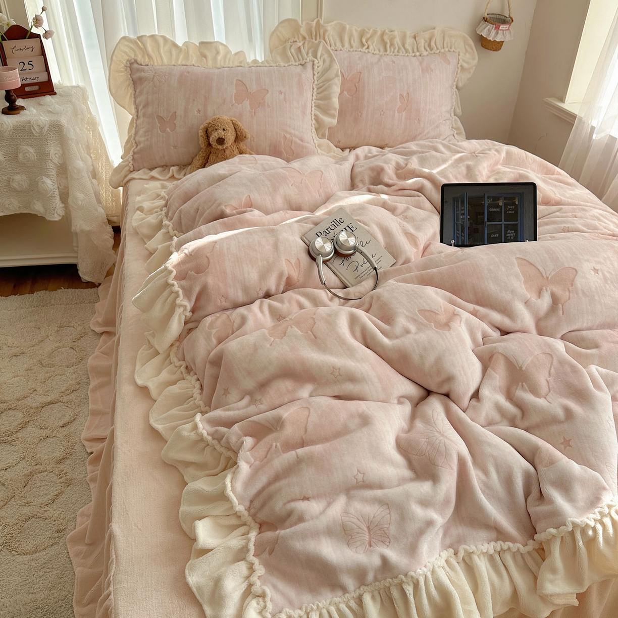 91家纺网 家纺一手货源 找家纺 轻奢坊 2025新款牛奶绒5D烂花韩版法式花边四件套-蝶梦 蝶梦粉