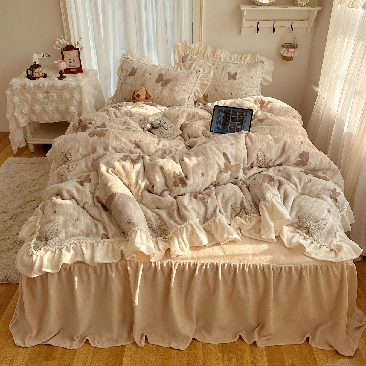 91家纺网 家纺一手货源 找家纺 轻奢坊 2025新款牛奶绒5D烂花韩版法式花边四件套-蝶梦 蝶梦咖