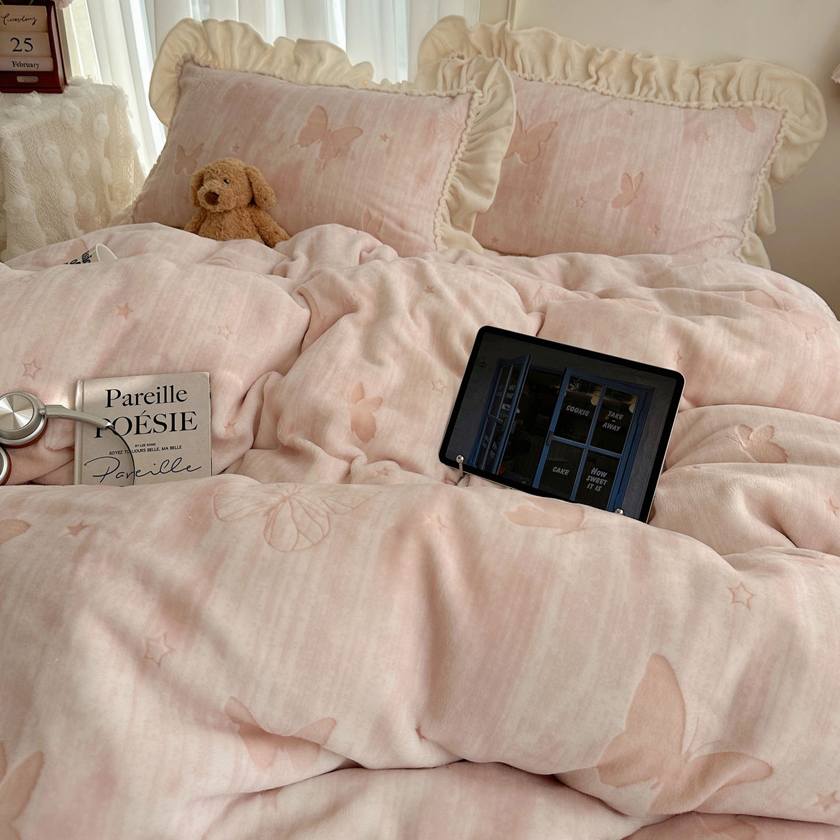 91家纺网 家纺一手货源 找家纺 轻奢坊 2025新款牛奶绒5D烂花韩版法式花边四件套-蝶梦 蝶梦粉