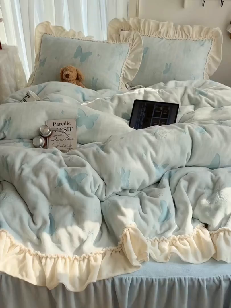 91家纺网 家纺一手货源 找家纺 轻奢坊 2025新款牛奶绒5D烂花韩版法式花边四件套-蝶梦 蝶梦蓝