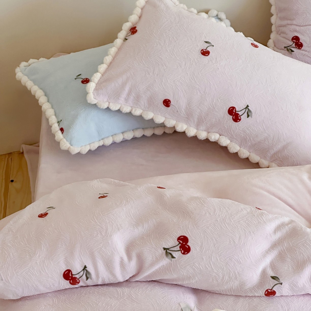 91家纺网 家纺一手货源 找家纺 （总）圆岛家纺 2025新款高克重雕花绒牛奶绒印花四件套-樱桃