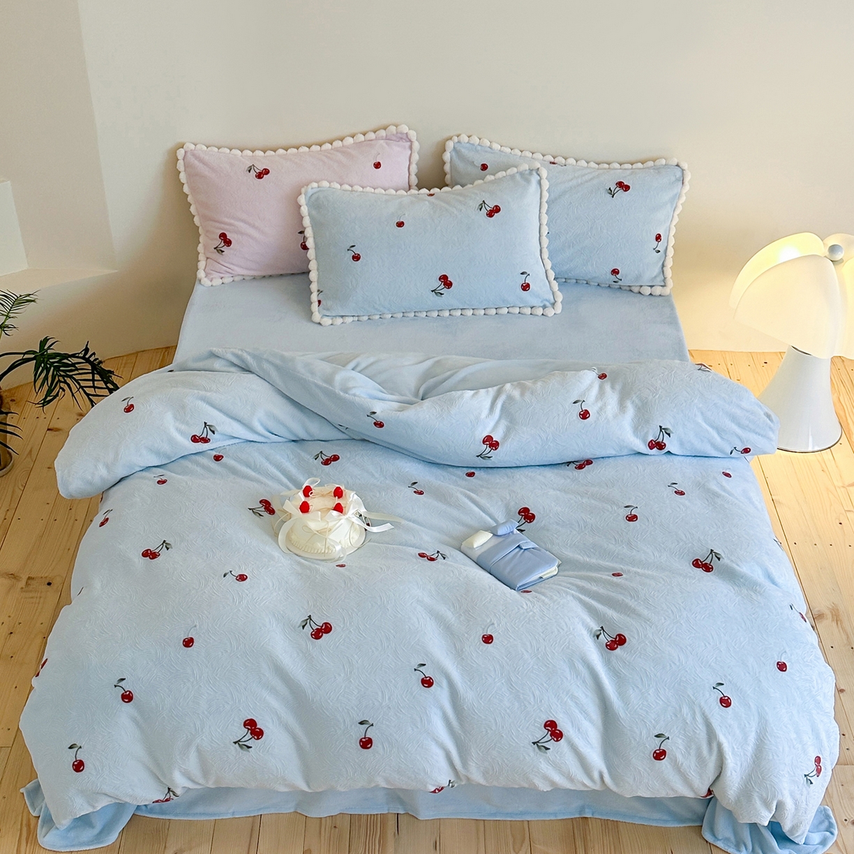 91家纺网 家纺一手货源 找家纺 （总）圆岛家纺 2025新款高克重雕花绒牛奶绒印花四件套-樱桃