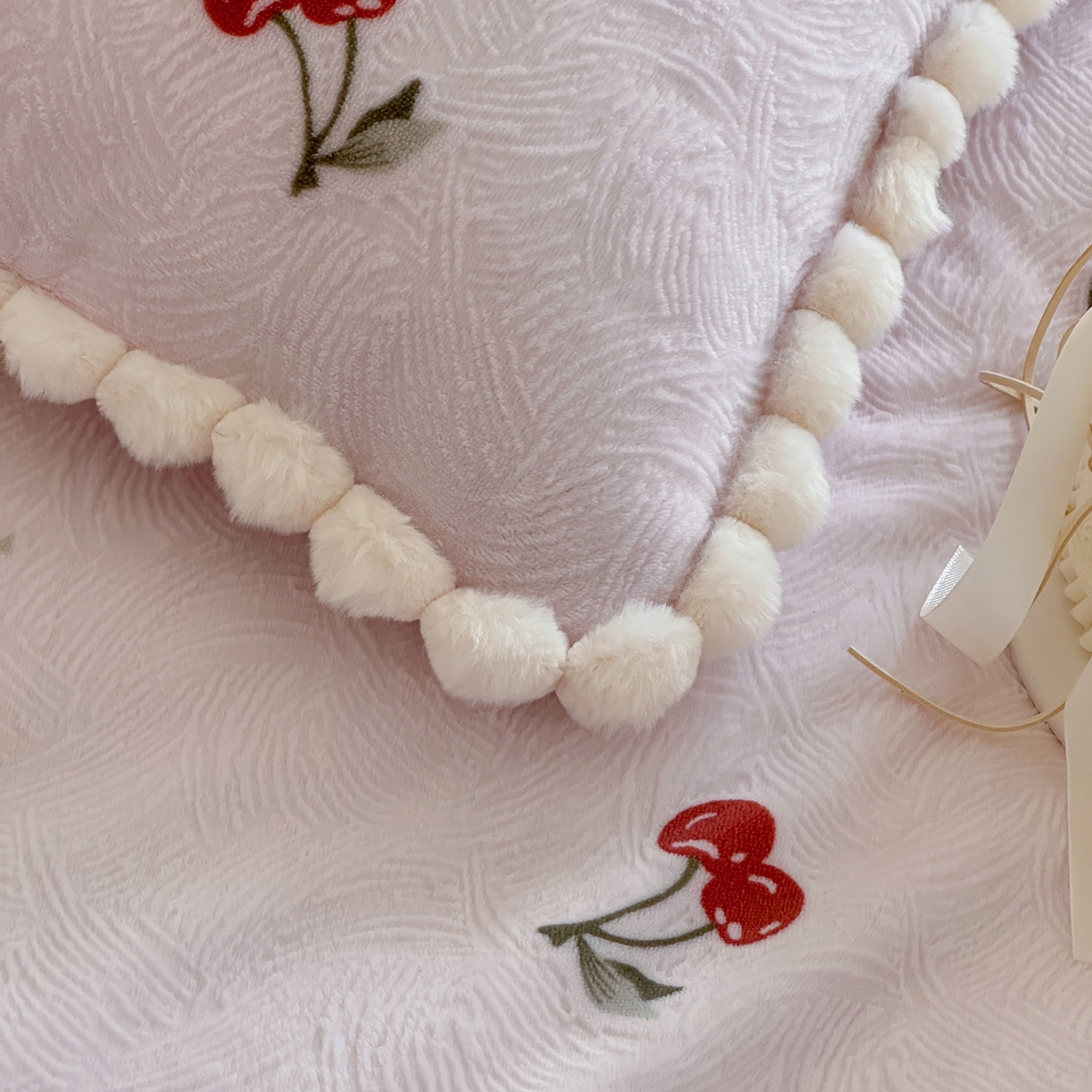 91家纺网 家纺一手货源 找家纺 （总）圆岛家纺 2025新款高克重雕花绒牛奶绒印花四件套-樱桃