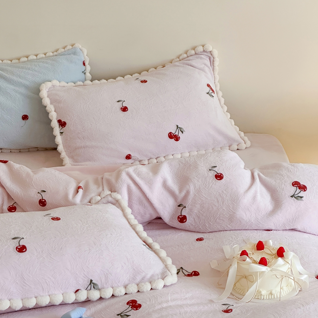 91家纺网 家纺一手货源 找家纺 （总）圆岛家纺 2025新款高克重雕花绒牛奶绒印花四件套-樱桃