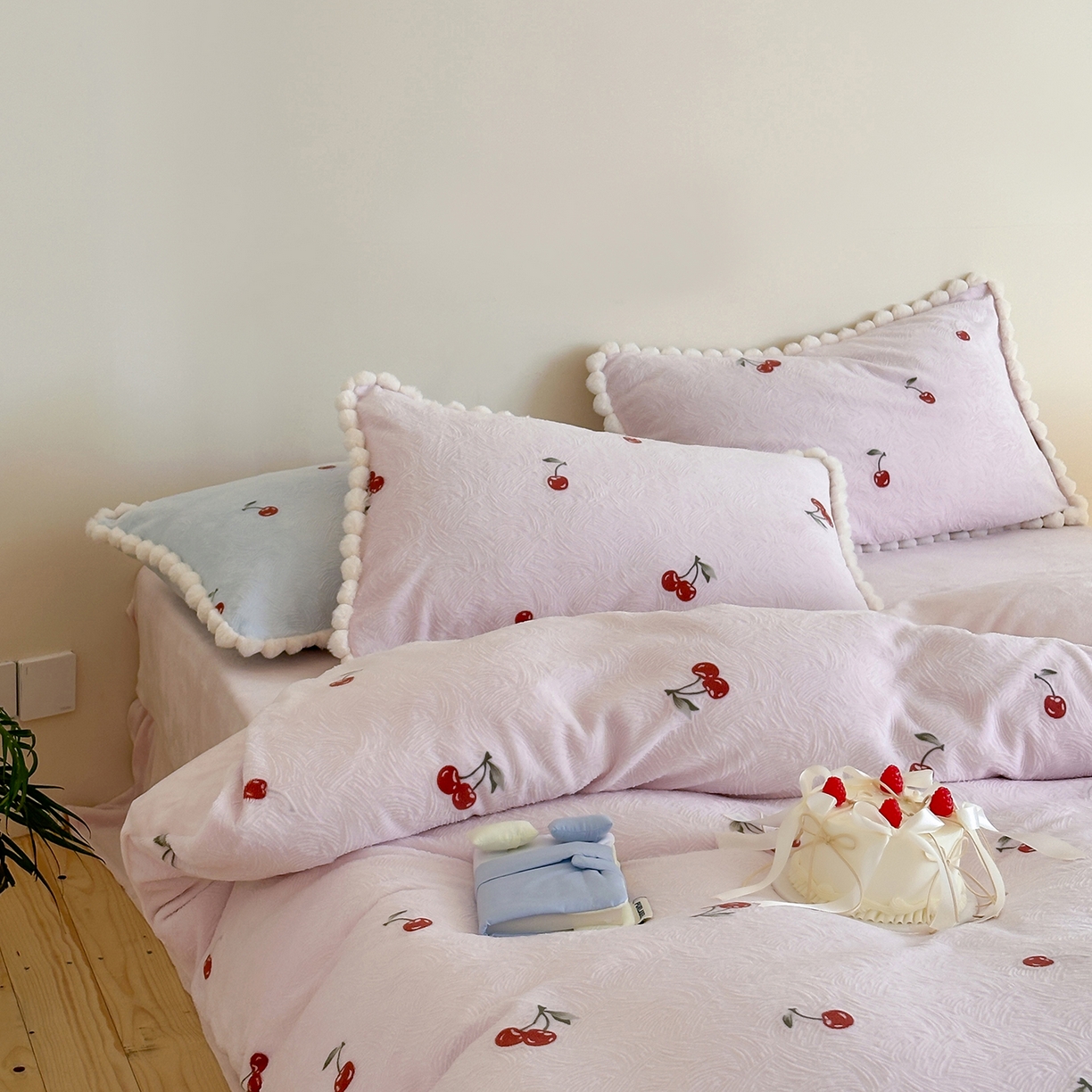 91家纺网 家纺一手货源 找家纺 （总）圆岛家纺 2025新款高克重雕花绒牛奶绒印花四件套-樱桃