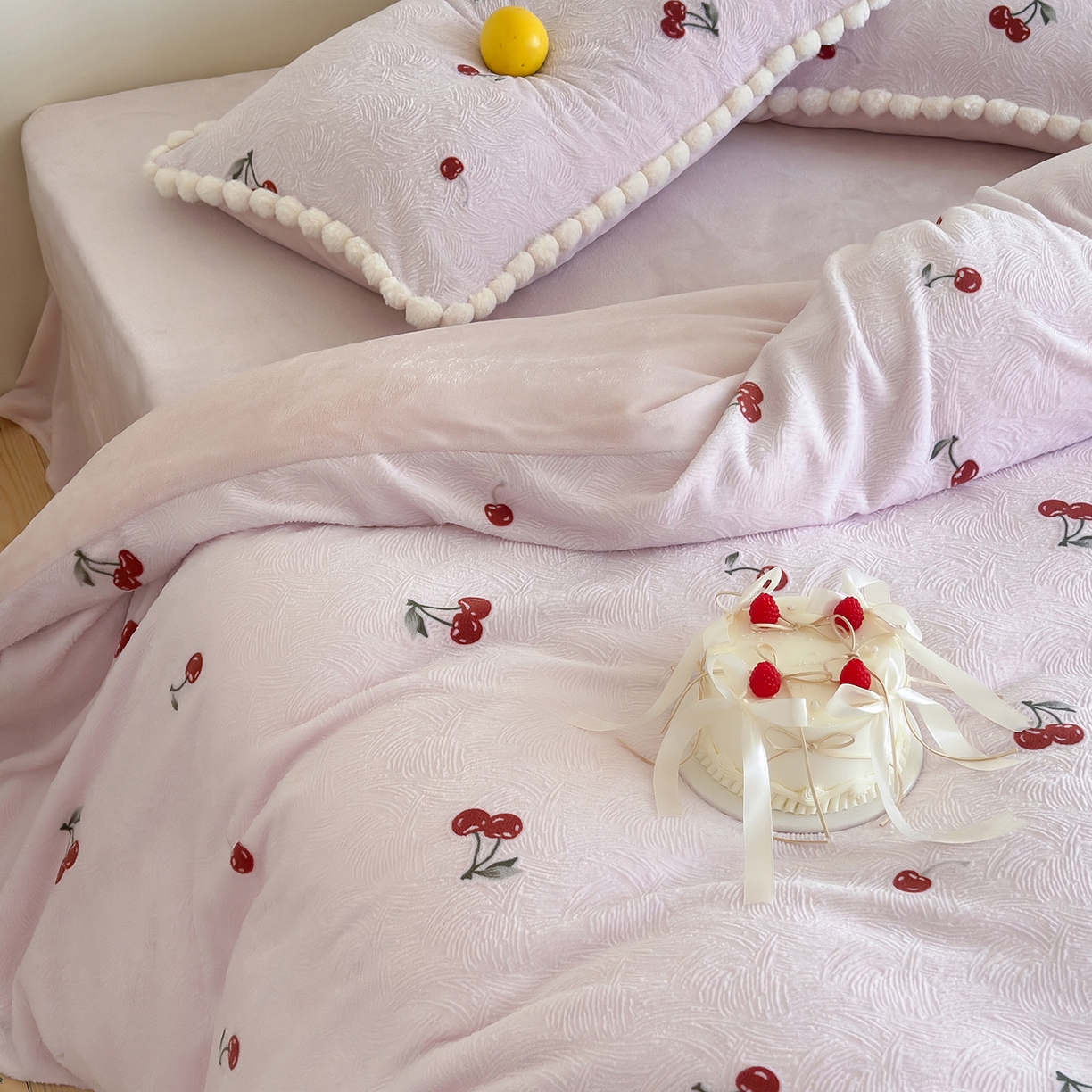 91家纺网 家纺一手货源 找家纺 （总）圆岛家纺 2025新款高克重雕花绒牛奶绒印花四件套-樱桃