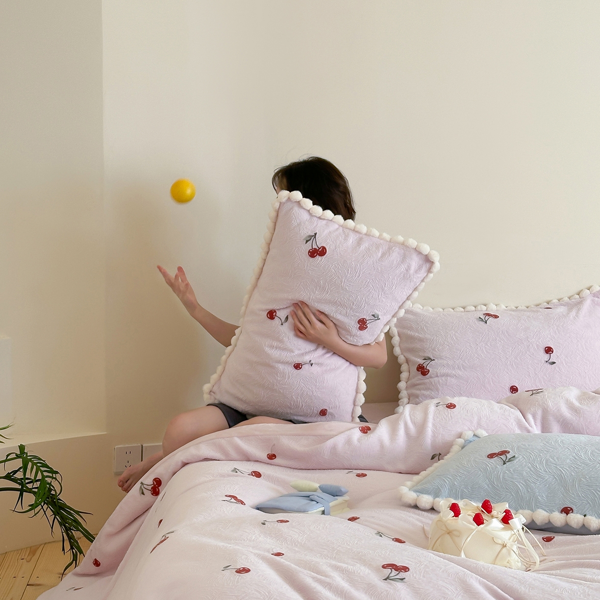 91家纺网 家纺一手货源 找家纺 （总）圆岛家纺 2025新款高克重雕花绒牛奶绒印花四件套-樱桃