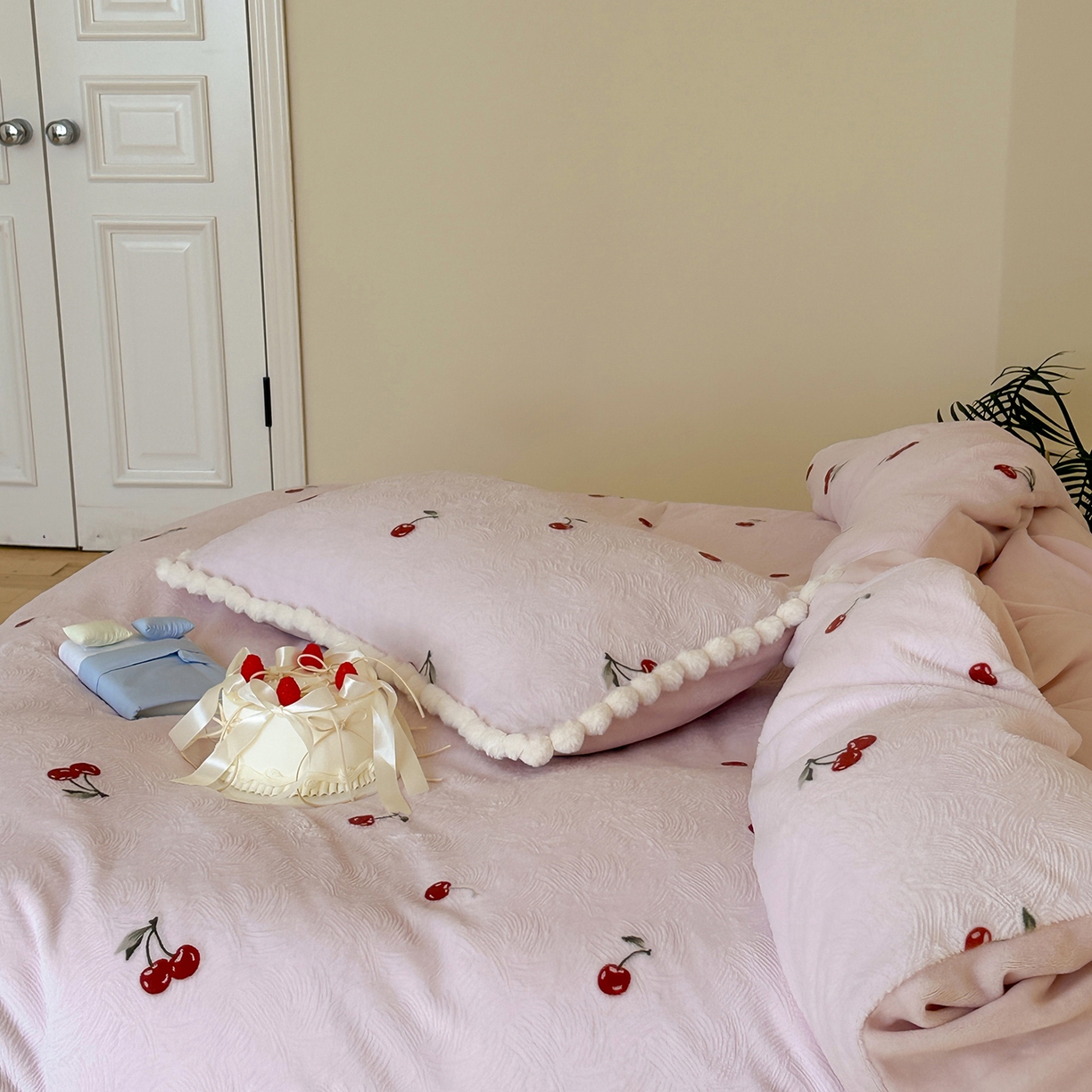 91家纺网 家纺一手货源 找家纺 圆岛家纺 2025新款高克重雕花绒牛奶绒印花四件套-樱桃 樱桃-粉