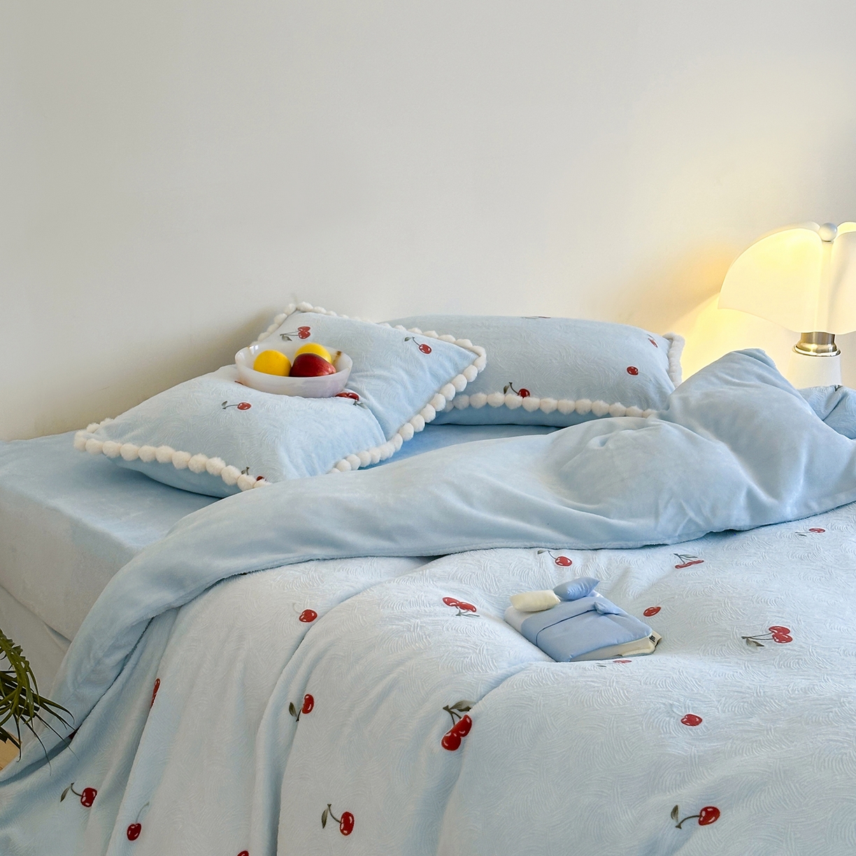 91家纺网 家纺一手货源 找家纺 圆岛家纺 2025新款高克重雕花绒牛奶绒印花四件套-樱桃 樱桃-蓝