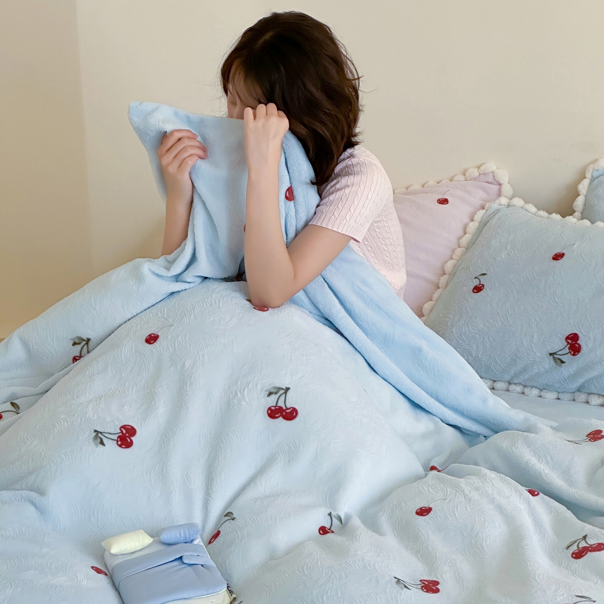 91家纺网 家纺一手货源 找家纺 圆岛家纺 2025新款高克重雕花绒牛奶绒印花四件套-樱桃 樱桃-蓝