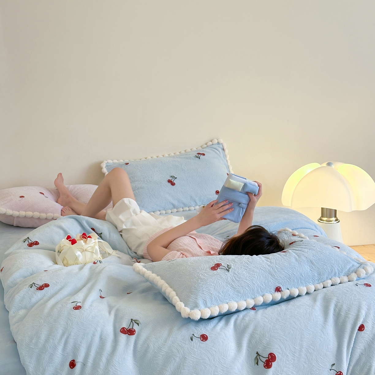 91家纺网 家纺一手货源 找家纺 圆岛家纺 2025新款高克重雕花绒牛奶绒印花四件套-樱桃 樱桃-蓝