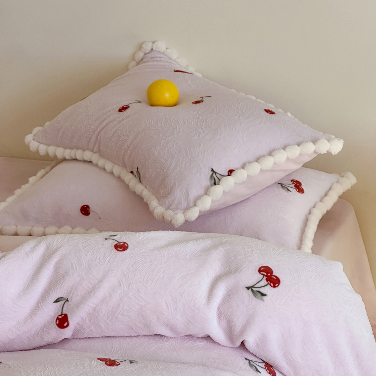 91家纺网 家纺一手货源 找家纺 圆岛家纺 2025新款高克重雕花绒牛奶绒印花四件套-樱桃 樱桃-粉
