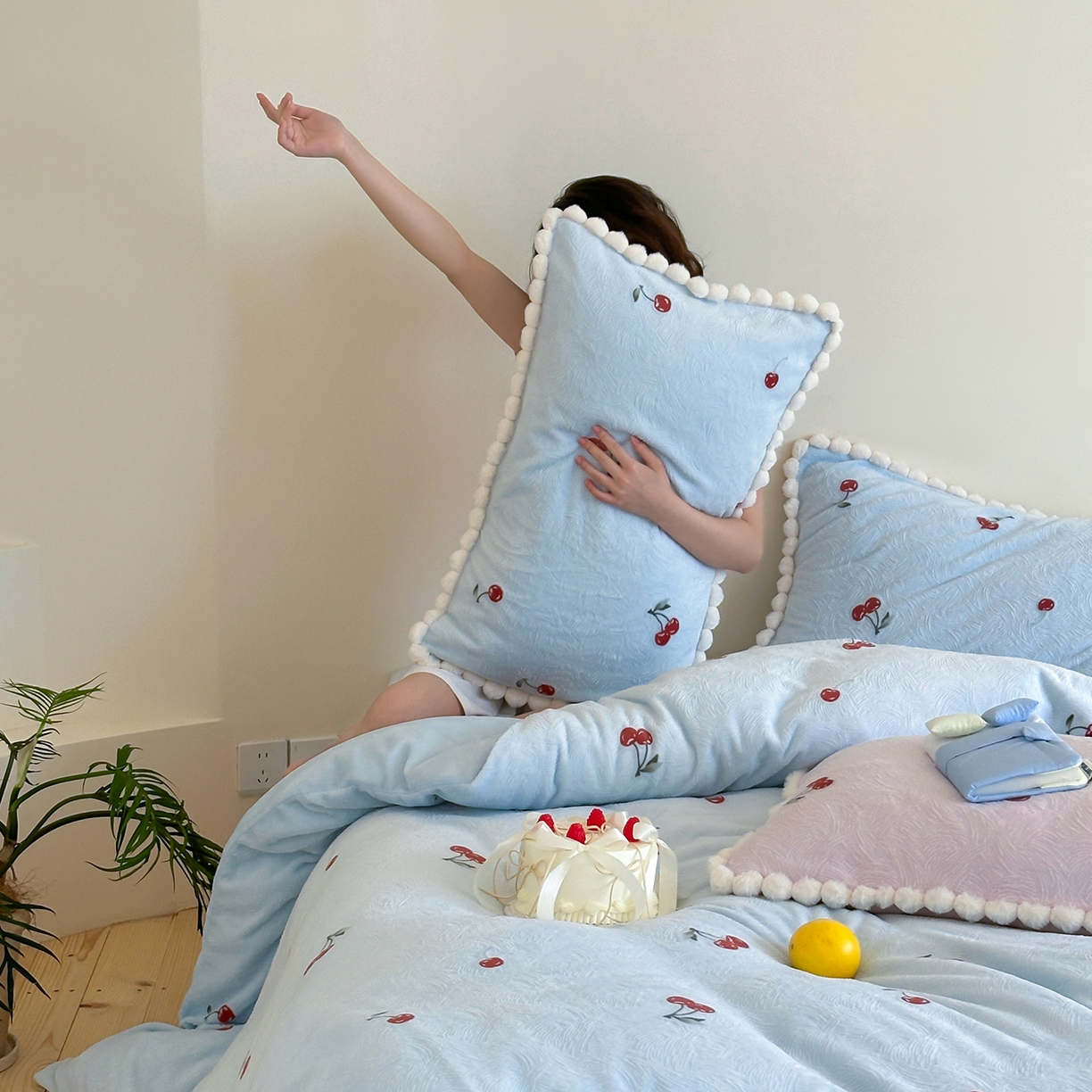 91家纺网 家纺一手货源 找家纺 圆岛家纺 2025新款高克重雕花绒牛奶绒印花四件套-樱桃 樱桃-蓝