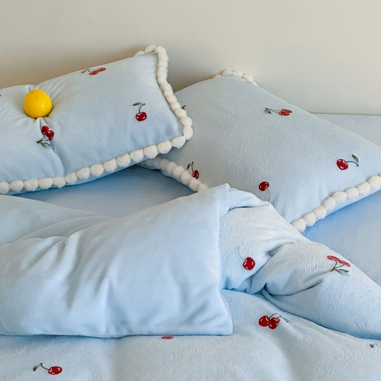 91家纺网 家纺一手货源 找家纺 圆岛家纺 2025新款高克重雕花绒牛奶绒印花四件套-樱桃 樱桃-蓝