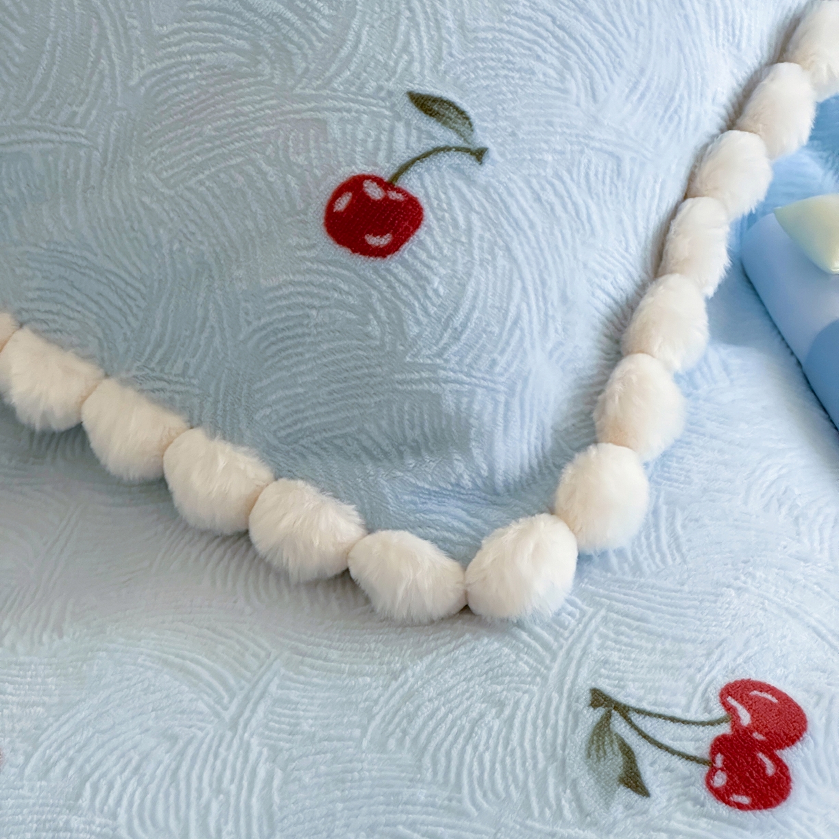 91家纺网 家纺一手货源 找家纺 圆岛家纺 2025新款高克重雕花绒牛奶绒印花四件套-樱桃 樱桃-蓝