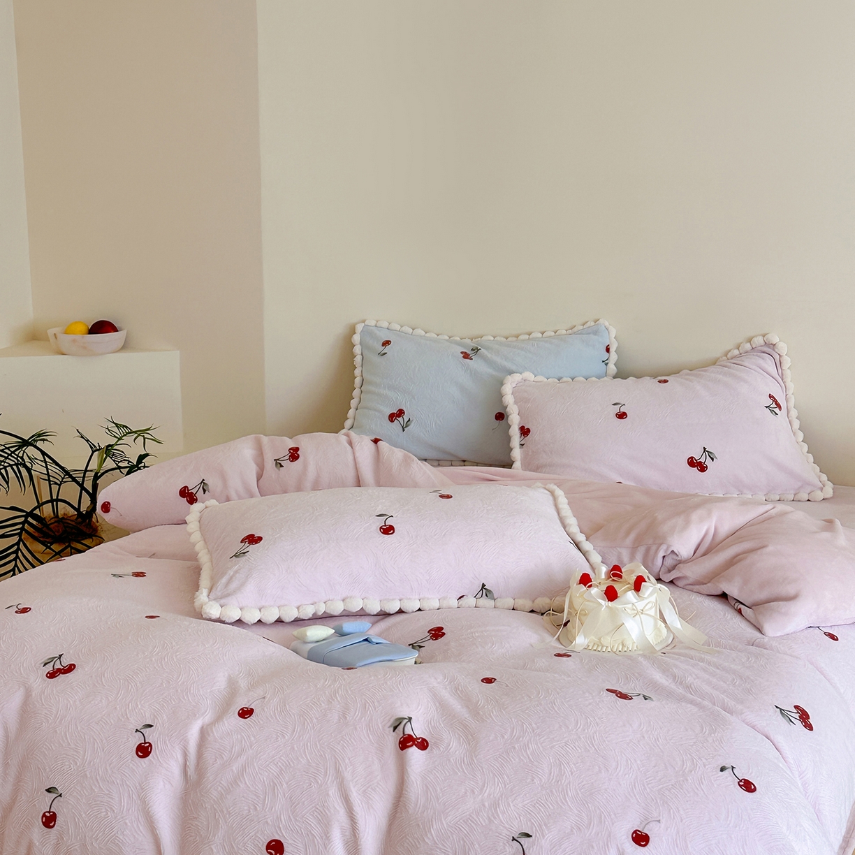 91家纺网 家纺一手货源 找家纺 圆岛家纺 2025新款高克重雕花绒牛奶绒印花四件套-樱桃 樱桃-粉
