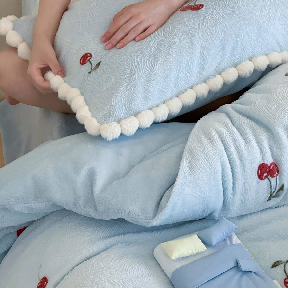 91家纺网 家纺一手货源 找家纺 圆岛家纺 2025新款高克重雕花绒牛奶绒印花四件套-樱桃 樱桃-蓝