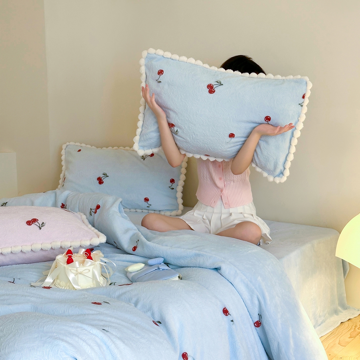 91家纺网 家纺一手货源 找家纺 圆岛家纺 2025新款高克重雕花绒牛奶绒印花四件套-樱桃 樱桃-蓝