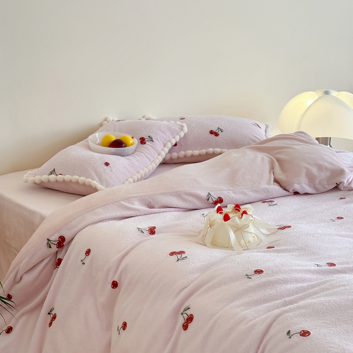 91家纺网 家纺一手货源 找家纺 圆岛家纺 2025新款高克重雕花绒牛奶绒印花四件套-樱桃 樱桃-粉