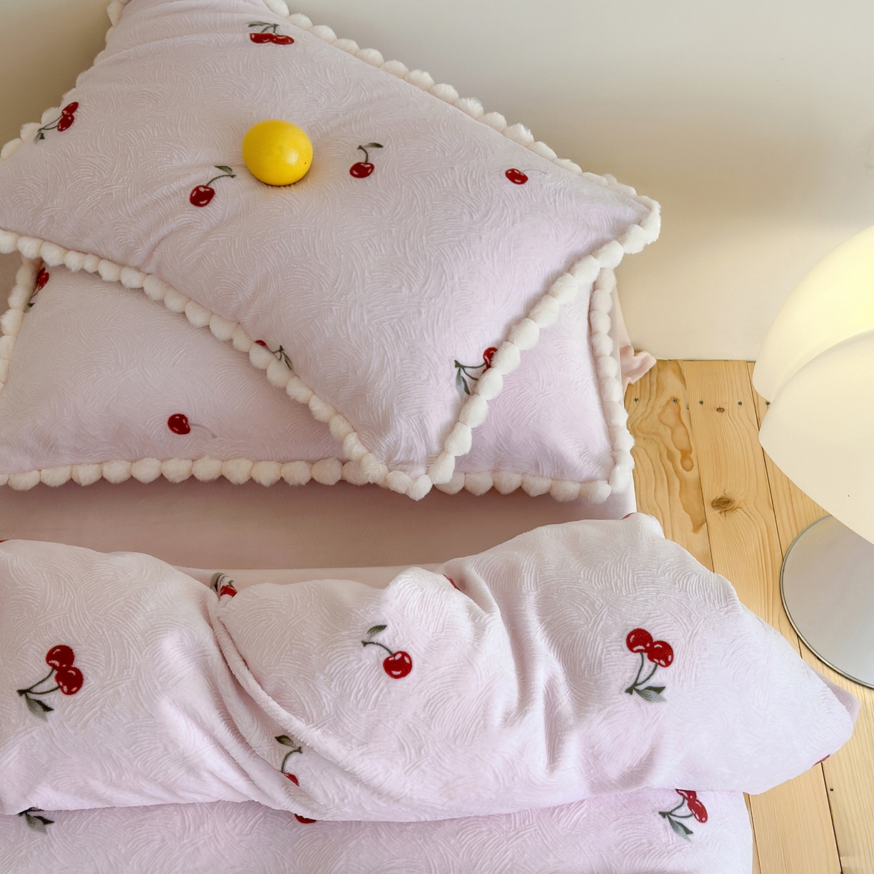 91家纺网 家纺一手货源 找家纺 圆岛家纺 2025新款高克重雕花绒牛奶绒印花四件套-樱桃 樱桃-粉