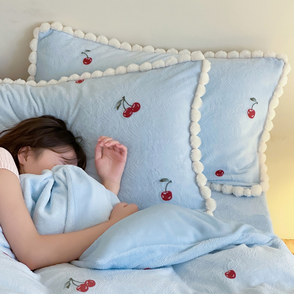 91家纺网 家纺一手货源 找家纺 圆岛家纺 2025新款高克重雕花绒牛奶绒印花四件套-樱桃 樱桃-蓝