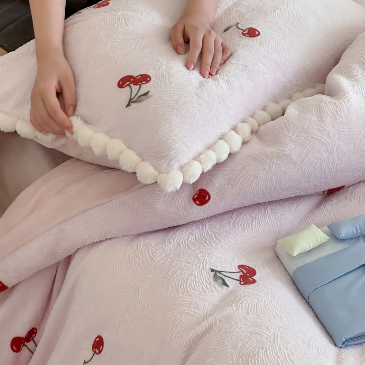 91家纺网 家纺一手货源 找家纺 圆岛家纺 2025新款高克重雕花绒牛奶绒印花四件套-樱桃 樱桃-粉