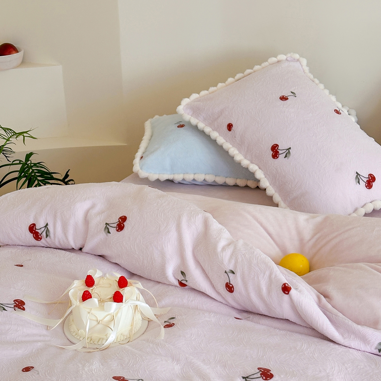91家纺网 家纺一手货源 找家纺 圆岛家纺 2025新款高克重雕花绒牛奶绒印花四件套-樱桃 樱桃-粉