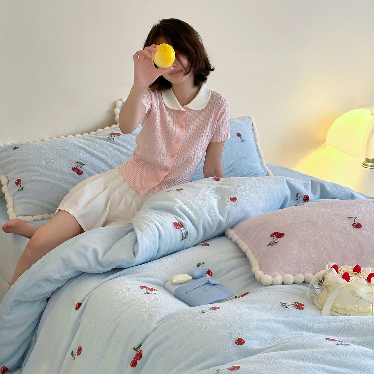 91家纺网 家纺一手货源 找家纺 圆岛家纺 2025新款高克重雕花绒牛奶绒印花四件套-樱桃 樱桃-蓝