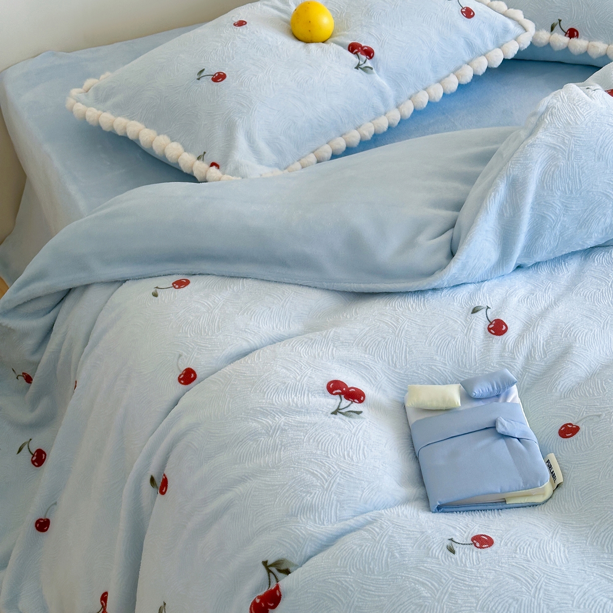 91家纺网 家纺一手货源 找家纺 圆岛家纺 2025新款高克重雕花绒牛奶绒印花四件套-樱桃 樱桃-蓝