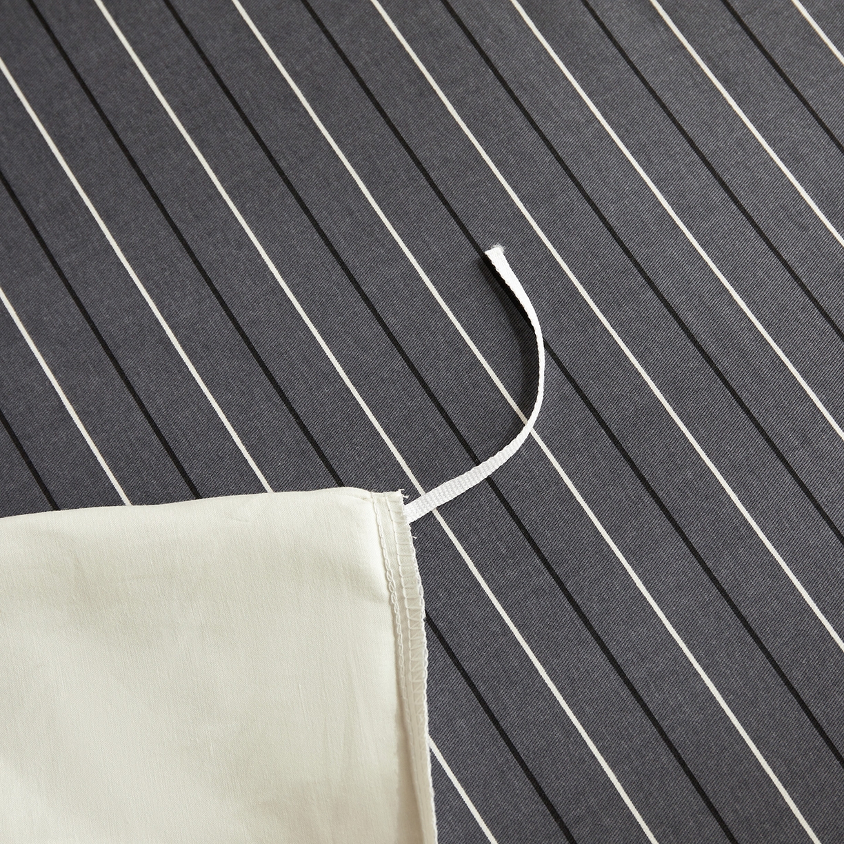 91家纺网 家纺一手货源 找家纺 怡家居 2025新款全棉60S磨毛绣花四件套--光栅系列 光栅-浅灰