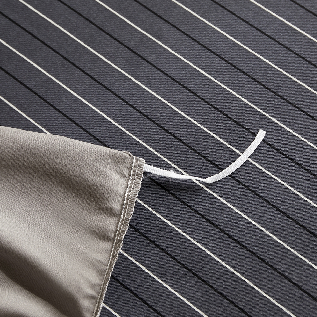 91家纺网 家纺一手货源 找家纺 怡家居 2025新款全棉60S磨毛绣花四件套--光栅系列 光栅-雅灰