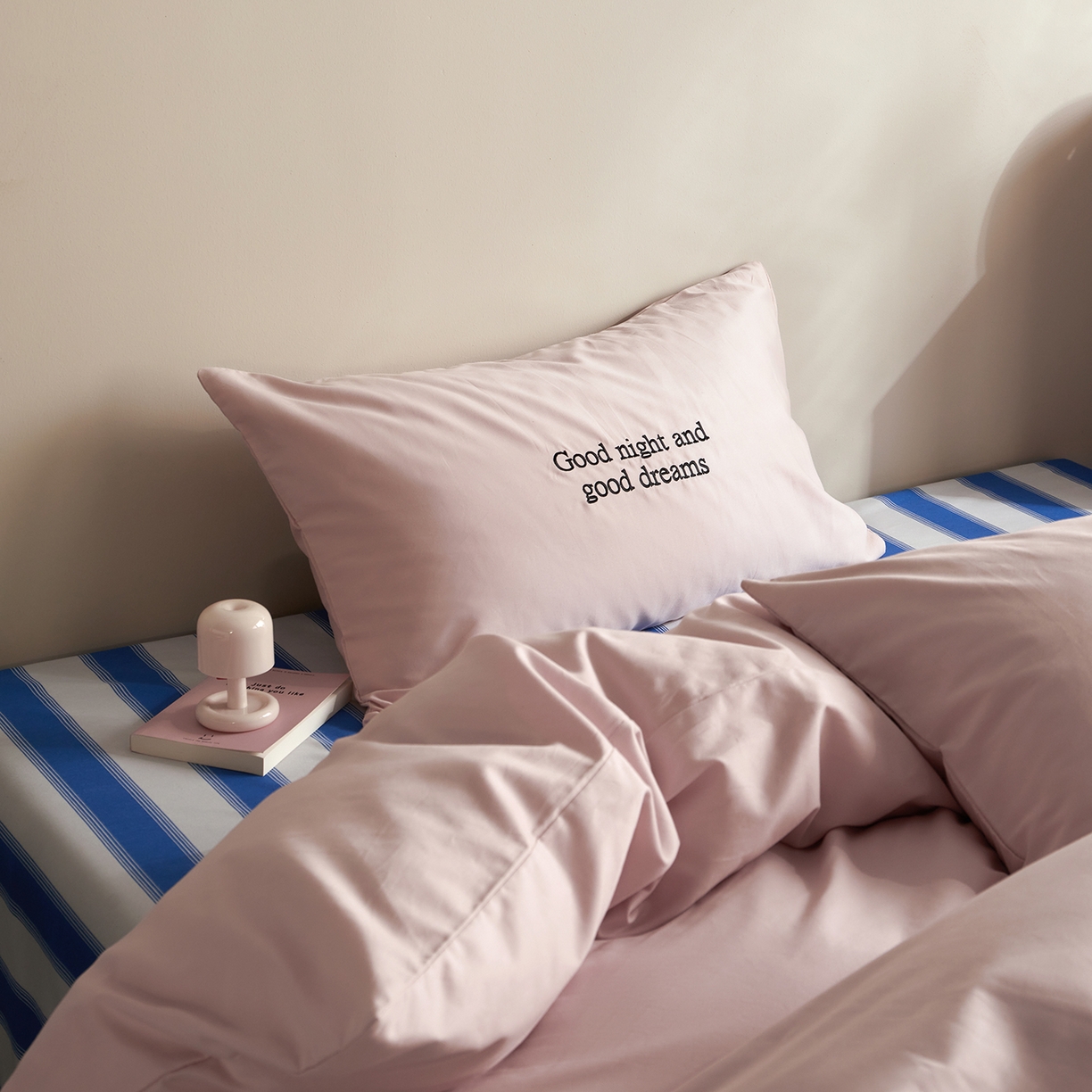 91家纺网 家纺一手货源 找家纺 （总）怡家居 2025新款全棉60S磨毛绣花四件套--光栅系列