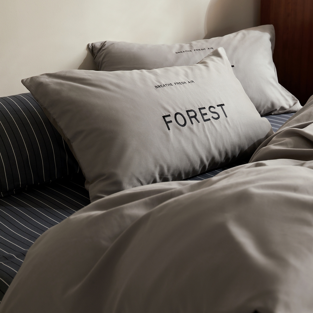 91家纺网 家纺一手货源 找家纺 怡家居 2025新款全棉60S磨毛绣花四件套--光栅系列 光栅-雅灰