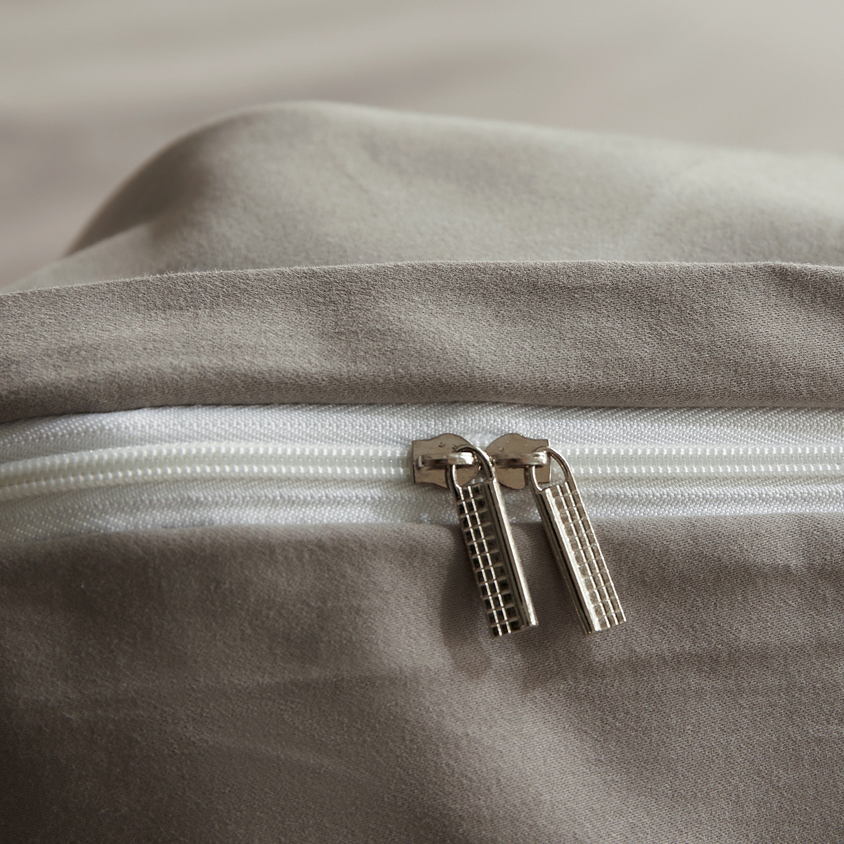 91家纺网 家纺一手货源 找家纺 怡家居 2025新款全棉60S磨毛绣花四件套--光栅系列 光栅-雅灰