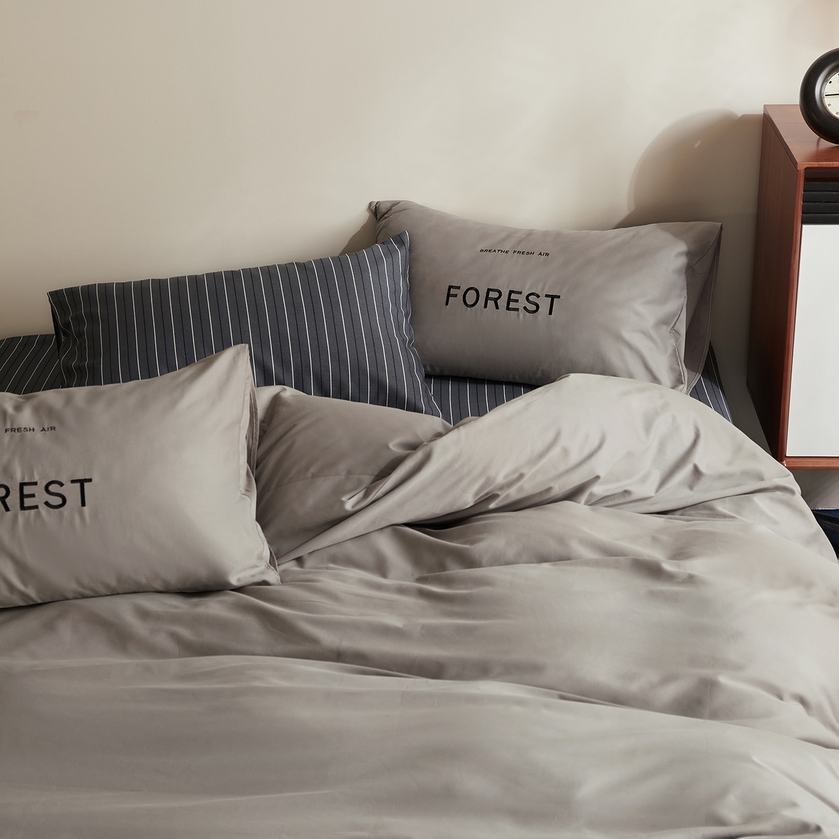 91家纺网 家纺一手货源 找家纺 怡家居 2025新款全棉60S磨毛绣花四件套--光栅系列 光栅-雅灰