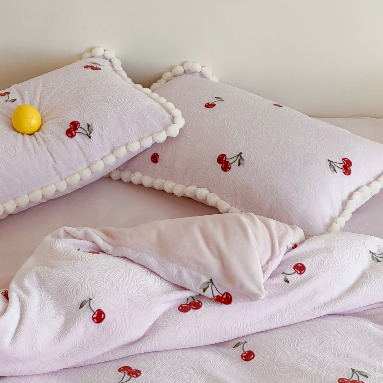91家纺网 家纺一手货源 找家纺 圆岛家纺 2025新款高克重雕花绒牛奶绒印花四件套-樱桃 樱桃-粉