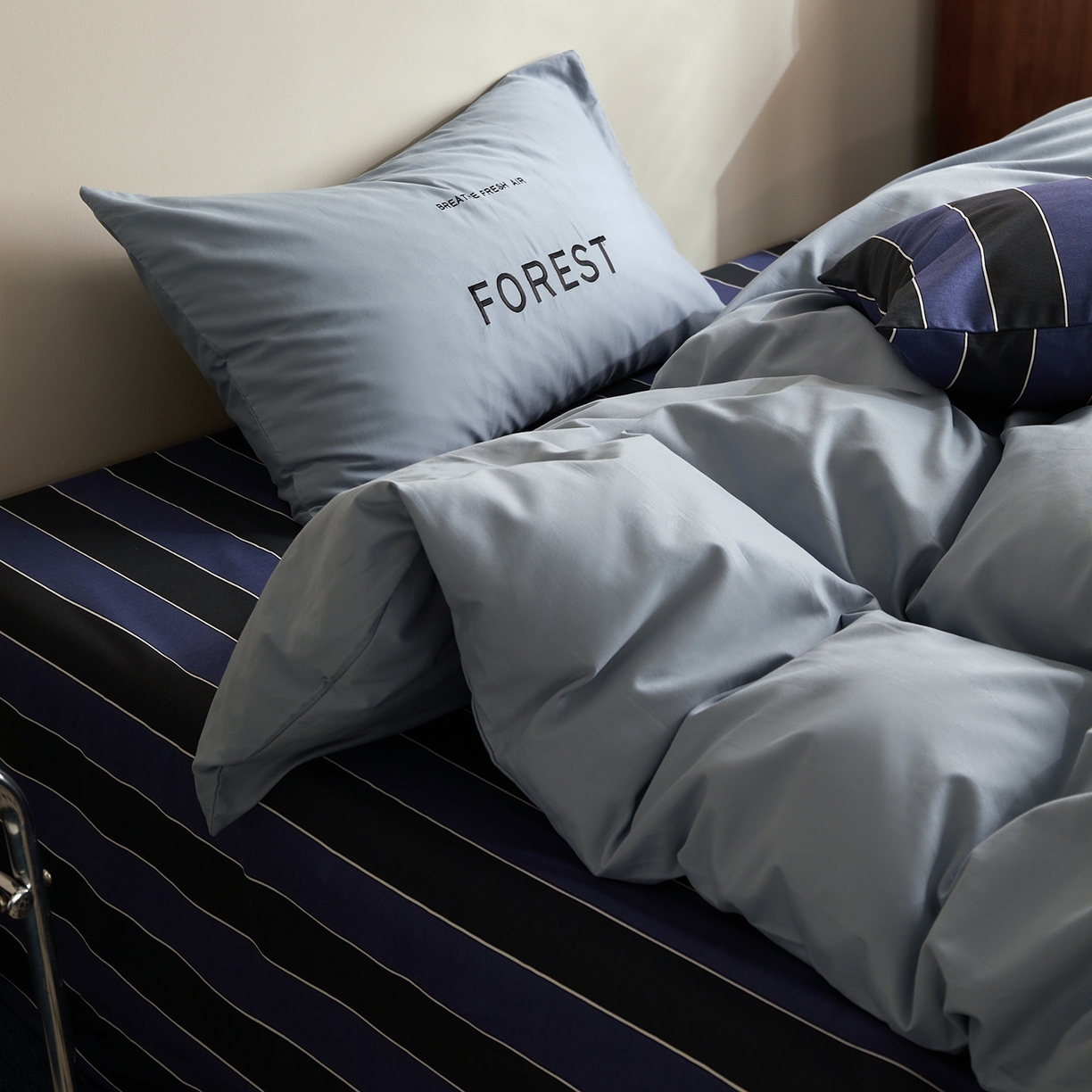 91家纺网 家纺一手货源 找家纺 怡家居 2025新款全棉60S磨毛绣花四件套--光栅系列 光栅-牛仔蓝