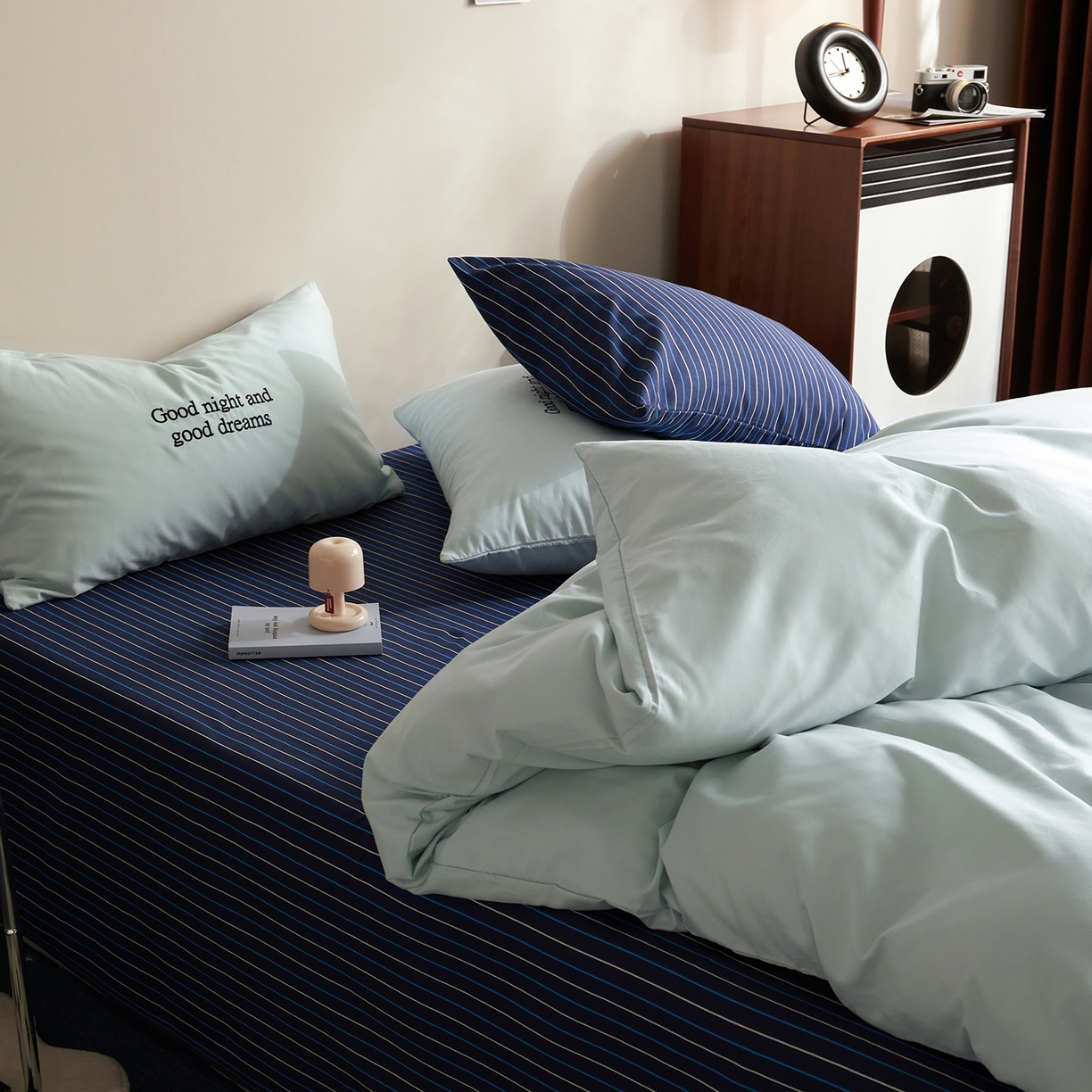 91家纺网 家纺一手货源 找家纺 怡家居 2025新款全棉60S磨毛绣花四件套--光栅系列 光栅-兰