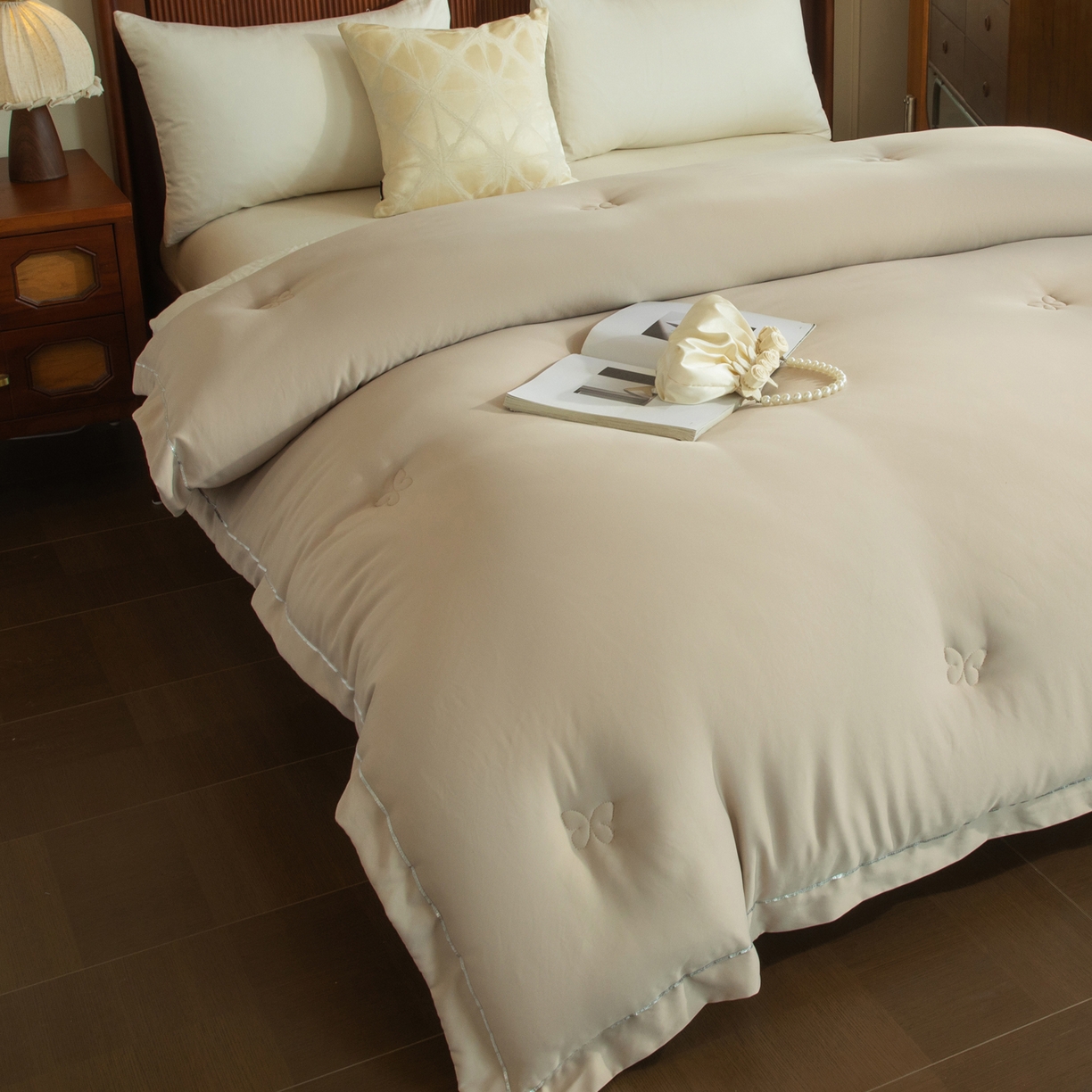 91家纺网 家纺一手货源 找家纺 大世界被王 2025新款蚕蛹蛋白冬被被子被芯 咖蚕蛹蛋白