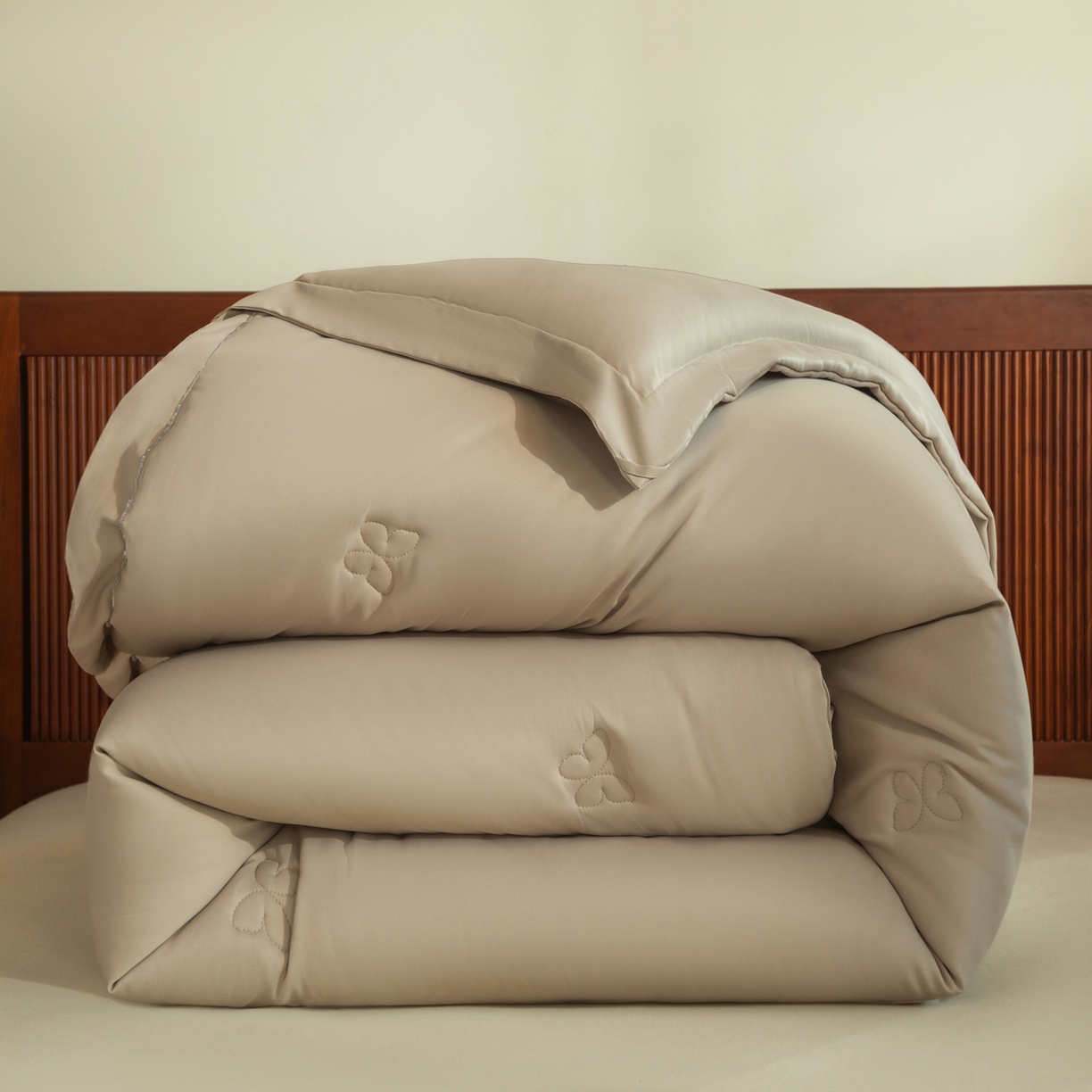 91家纺网 家纺一手货源 找家纺 大世界被王 2025新款蚕蛹蛋白冬被被子被芯 咖蚕蛹蛋白