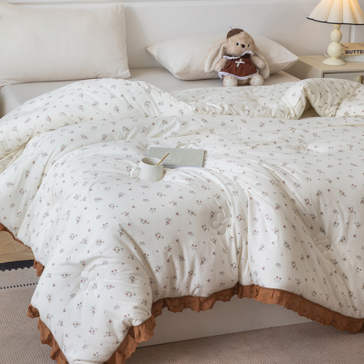 91家纺网 家纺一手货源 找家纺 大世界被王 2025新款糯糯棉韩系花边冬被被子被芯 秋意