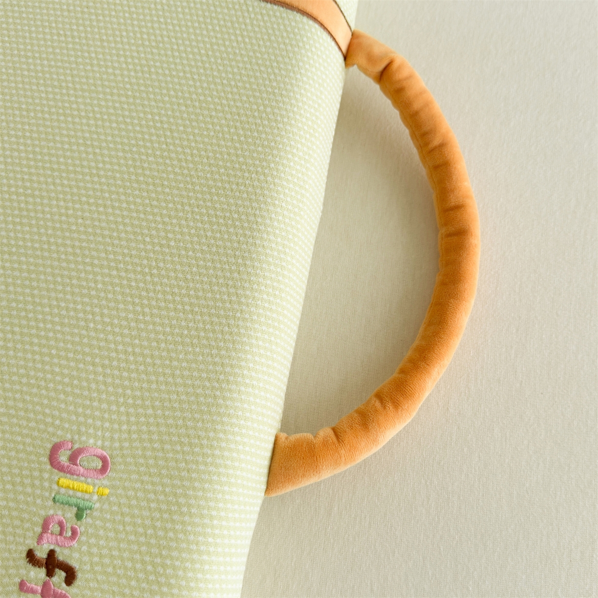 91家纺网 家纺一手货源 找家纺 麦肯锡 2025新款长颈鹿面包儿童记忆枕 枕头枕芯 绿色/只