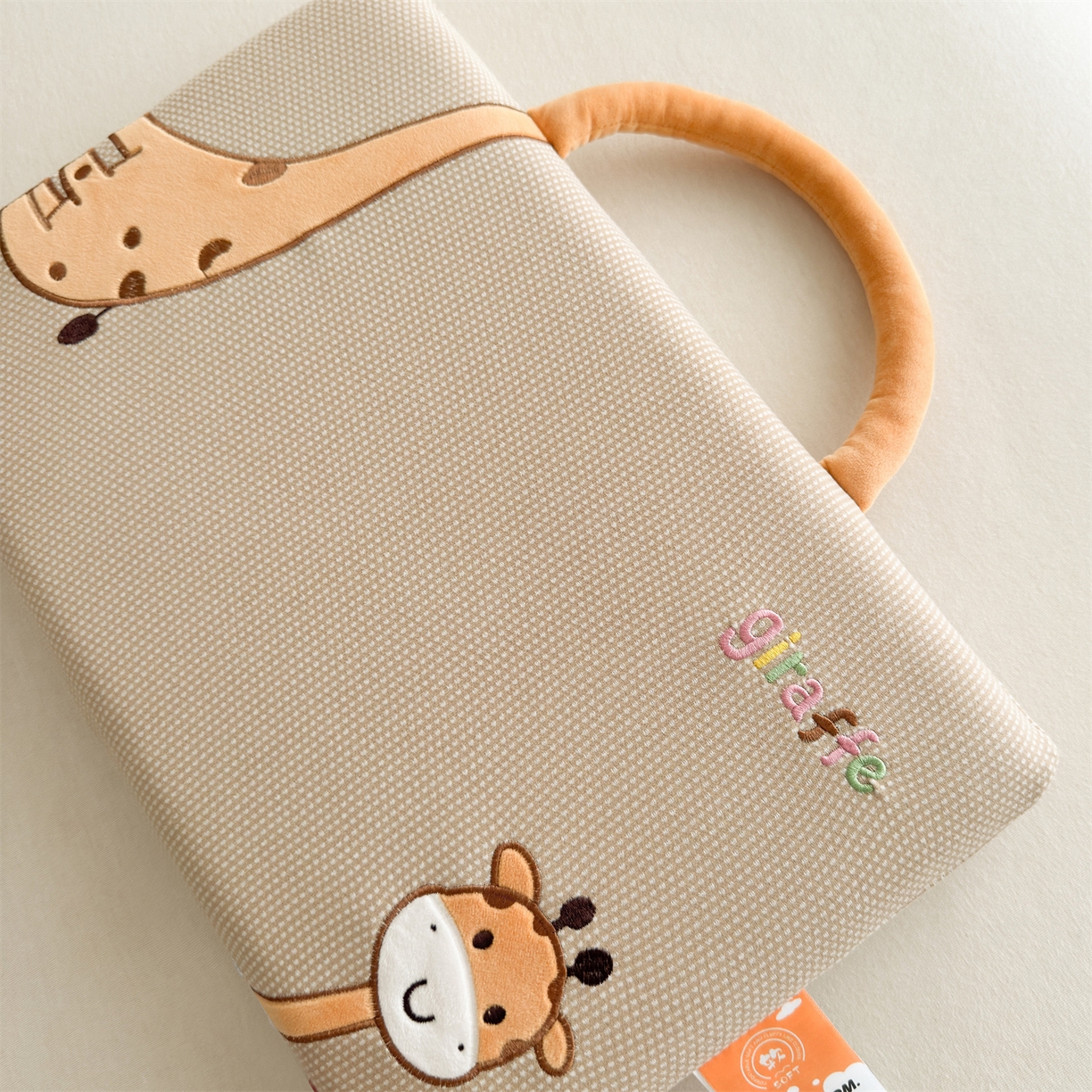 91家纺网 家纺一手货源 找家纺 麦肯锡 2025新款长颈鹿面包儿童记忆枕 枕头枕芯 咖色/只