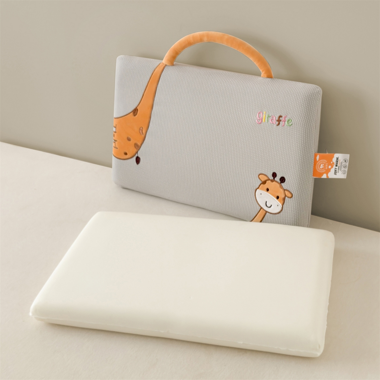 91家纺网 家纺一手货源 找家纺 麦肯锡 2025新款长颈鹿面包儿童记忆枕 枕头枕芯 灰色/只